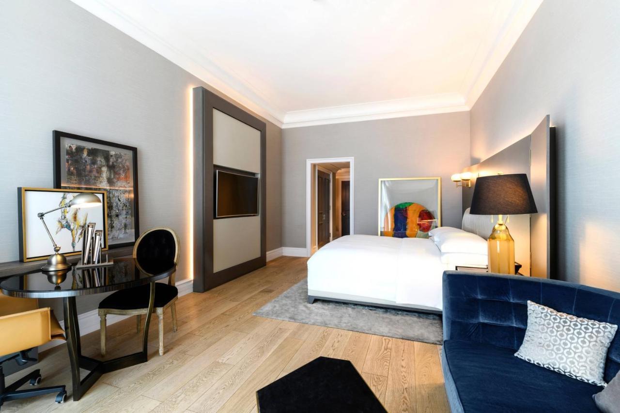 The Ritz-carlton,